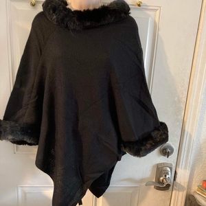 JUSTIN & TAYLOR BLACK FAUX FUR TRIM V SHAPE DOLMAN SLEEVE PONCHO